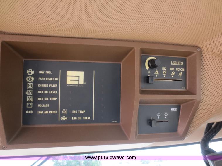 image for item F6998 1993 Ag-Chem RoGator 854 self-propelled sprayer