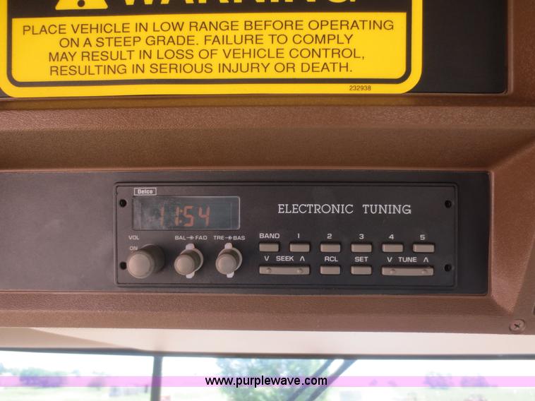 image for item F6998 1993 Ag-Chem RoGator 854 self-propelled sprayer