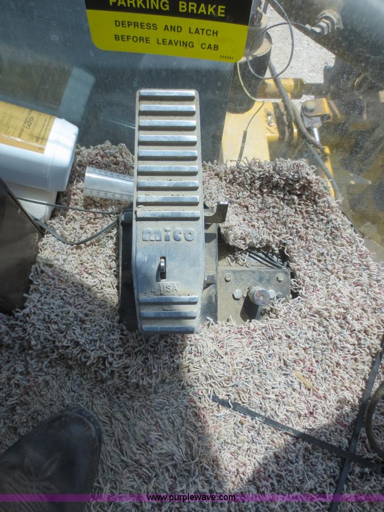 image for item F6998 1993 Ag-Chem RoGator 854 self-propelled sprayer