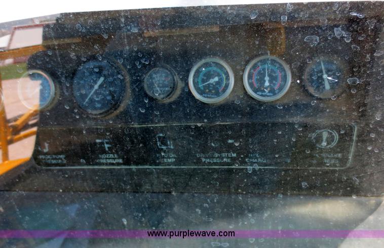 image for item F6998 1993 Ag-Chem RoGator 854 self-propelled sprayer