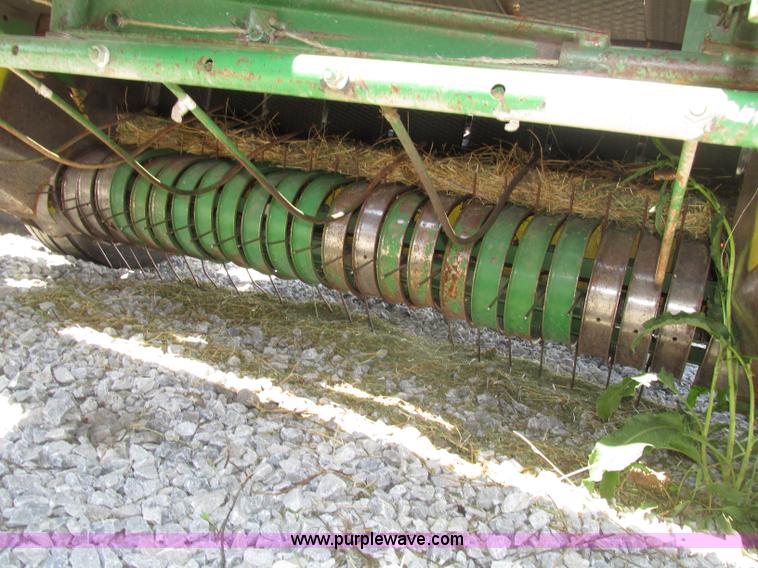 image for item F7395 1988 John Deere 530 round baler