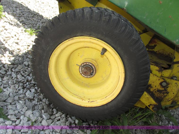 image for item F7395 1988 John Deere 530 round baler