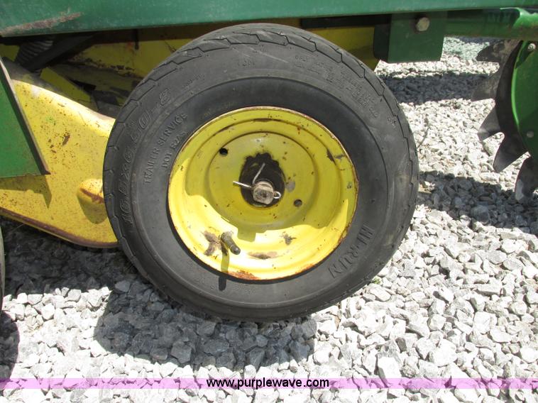 image for item F7395 1988 John Deere 530 round baler