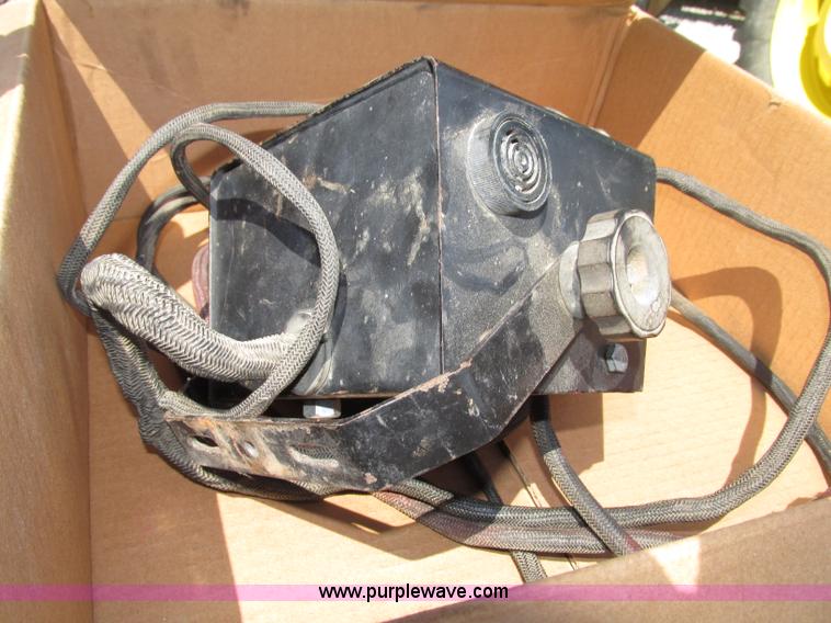 image for item F7395 1988 John Deere 530 round baler