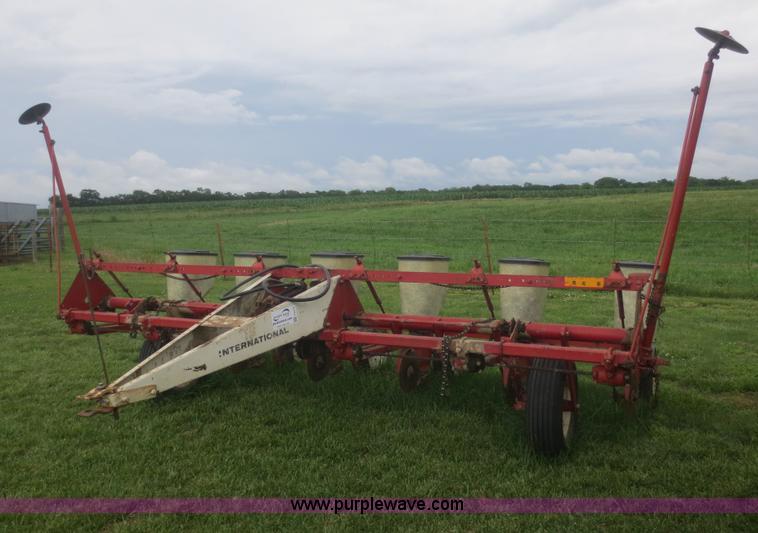 image for item F8273 International 56 planter