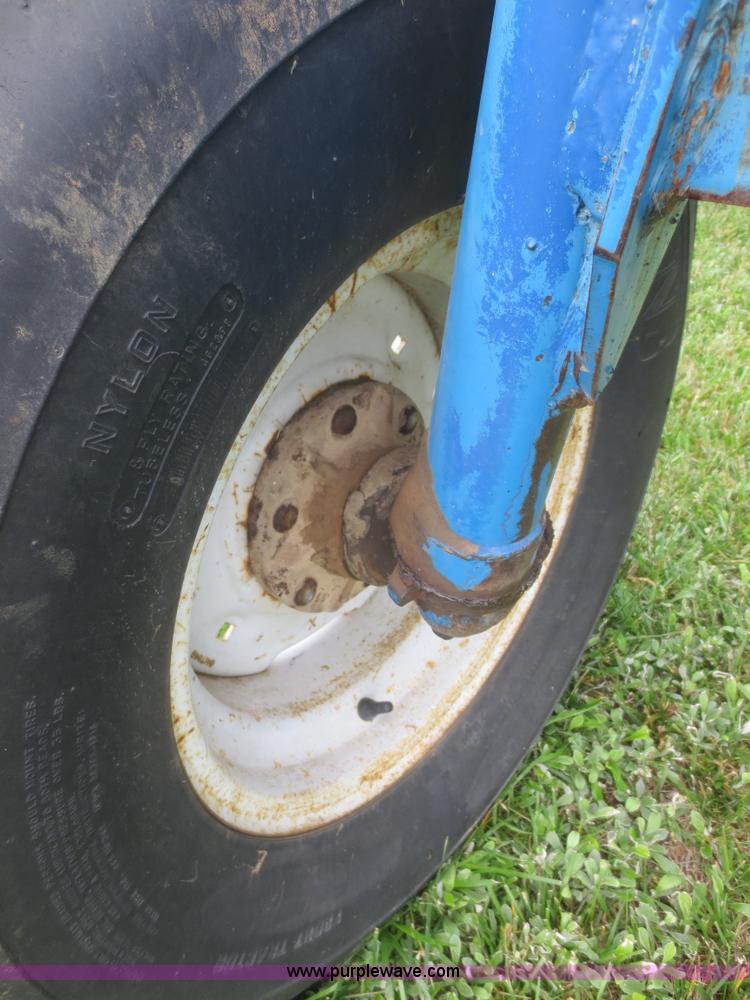 image for item F8274 1971 Ford 8000 tractor