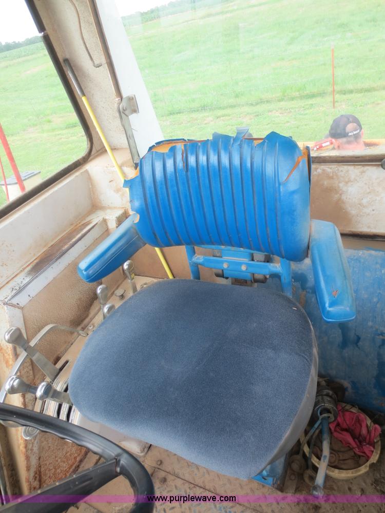 image for item F8274 1971 Ford 8000 tractor