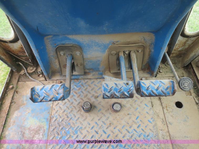 image for item F8274 1971 Ford 8000 tractor