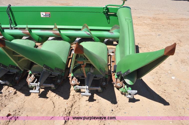 image for item G6483 2009 John Deere 612C corn head