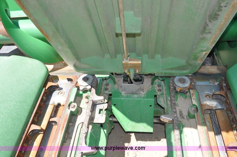 image for item G6483 2009 John Deere 612C corn head
