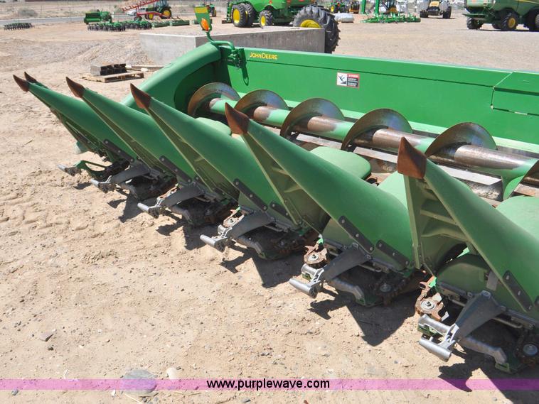 image for item G6483 2009 John Deere 612C corn head