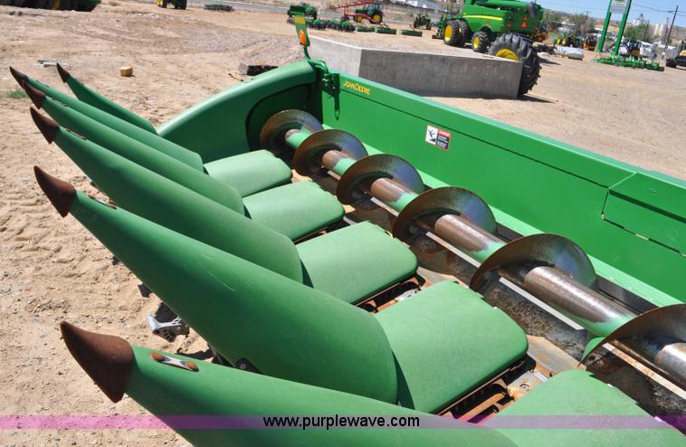 image for item G6483 2009 John Deere 612C corn head