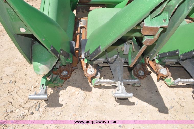 image for item G6483 2009 John Deere 612C corn head