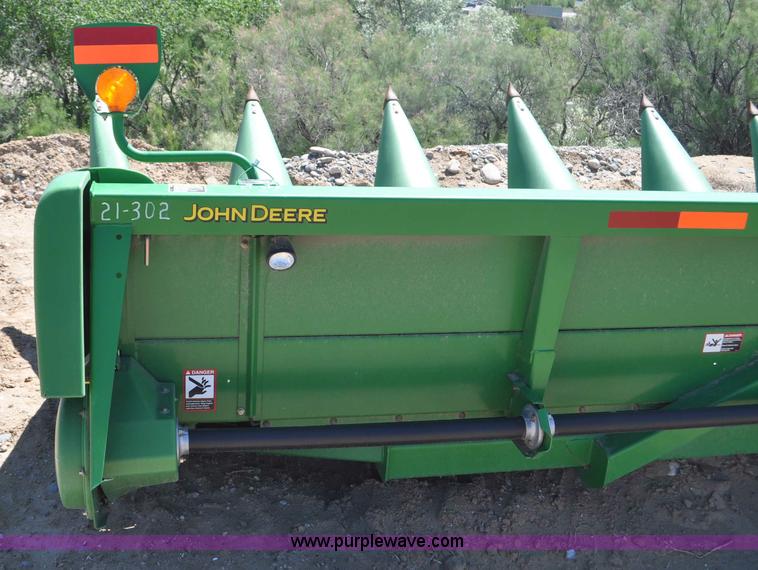 image for item G6483 2009 John Deere 612C corn head