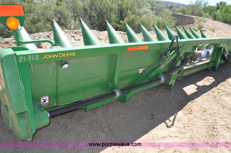 image for item G6483 2009 John Deere 612C corn head