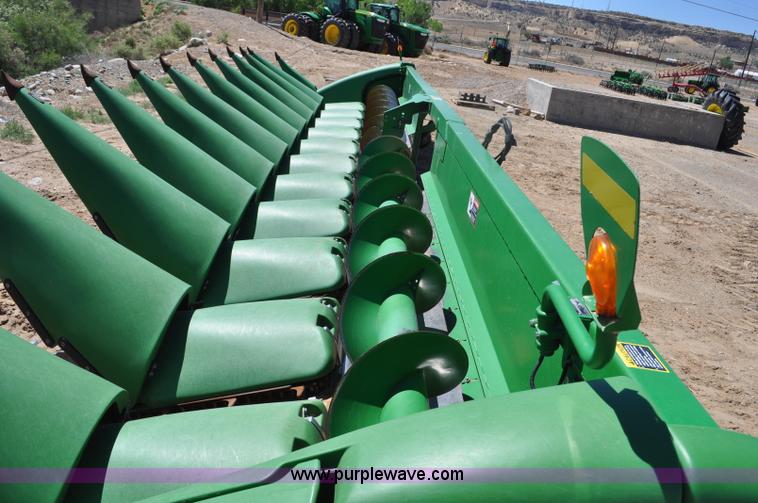 image for item G6483 2009 John Deere 612C corn head