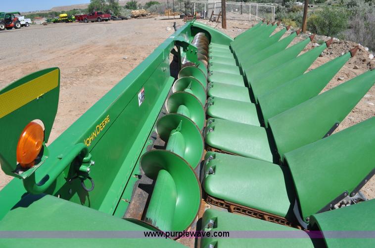 image for item G6483 2009 John Deere 612C corn head