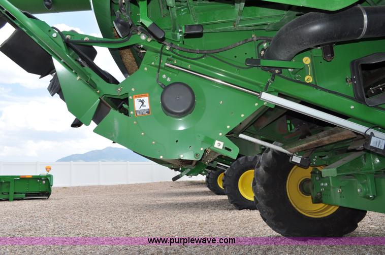 image for item G6484 2012 John Deere S670 combine