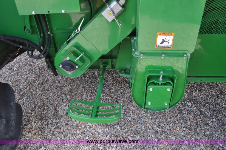 image for item G6484 2012 John Deere S670 combine