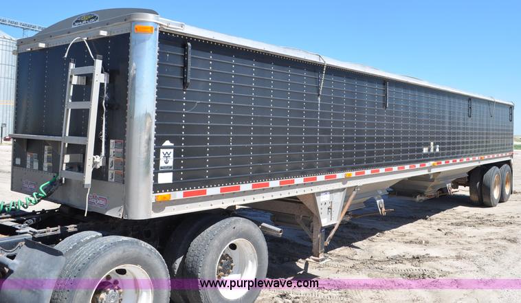image for item G6486 2005 Wilson DWH550 Pace Setter double hopper grain trailer