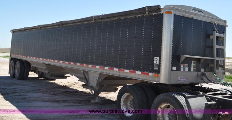image for item G6486 2005 Wilson DWH550 Pace Setter double hopper grain trailer