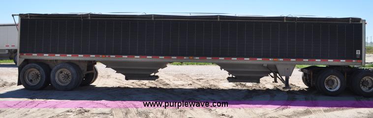 image for item G6486 2005 Wilson DWH550 Pace Setter double hopper grain trailer
