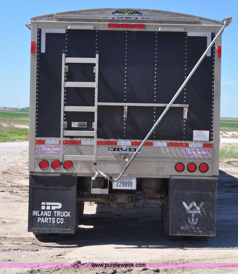 image for item G6486 2005 Wilson DWH550 Pace Setter double hopper grain trailer