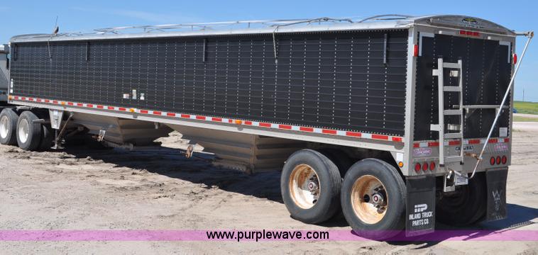 image for item G6486 2005 Wilson DWH550 Pace Setter double hopper grain trailer