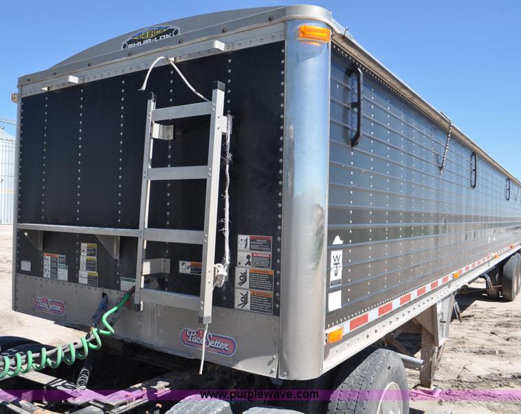 image for item G6486 2005 Wilson DWH550 Pace Setter double hopper grain trailer