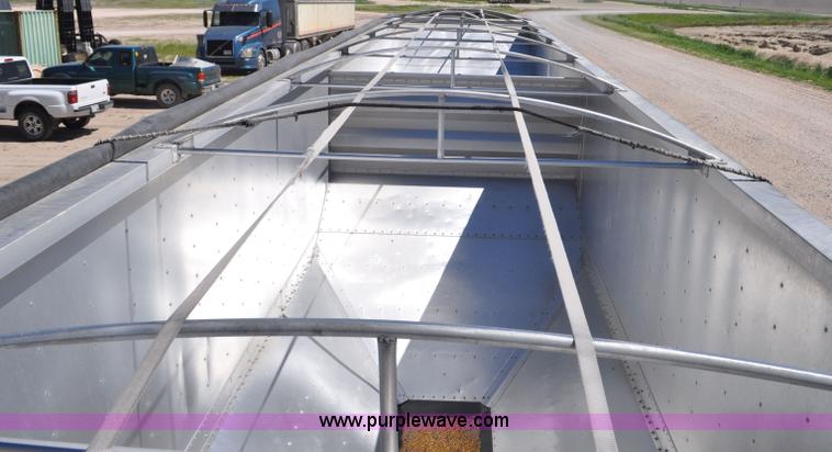 image for item G6486 2005 Wilson DWH550 Pace Setter double hopper grain trailer