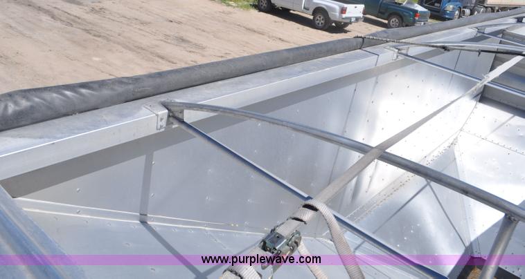 image for item G6486 2005 Wilson DWH550 Pace Setter double hopper grain trailer