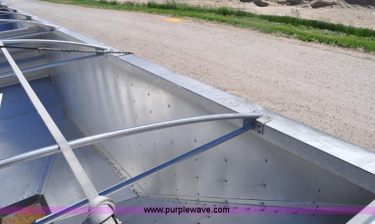 image for item G6486 2005 Wilson DWH550 Pace Setter double hopper grain trailer