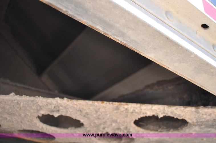 image for item G6486 2005 Wilson DWH550 Pace Setter double hopper grain trailer