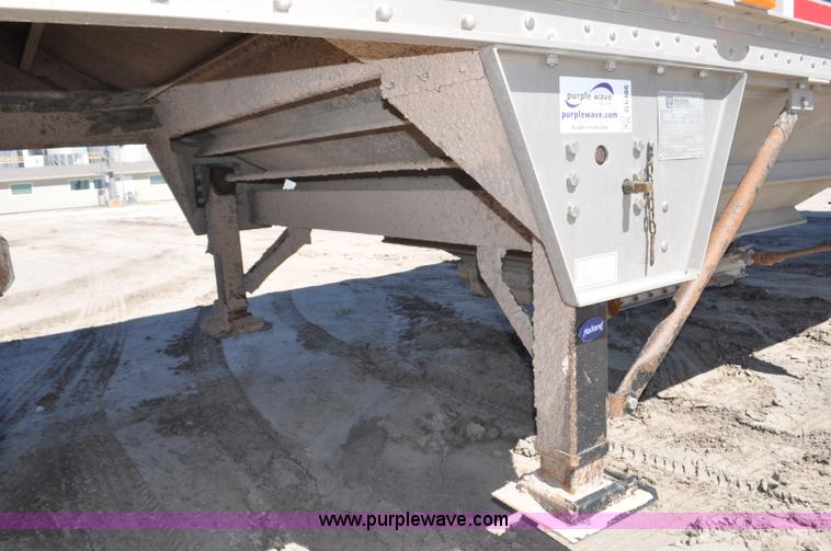 image for item G6486 2005 Wilson DWH550 Pace Setter double hopper grain trailer