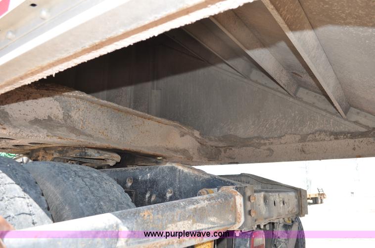 image for item G6486 2005 Wilson DWH550 Pace Setter double hopper grain trailer