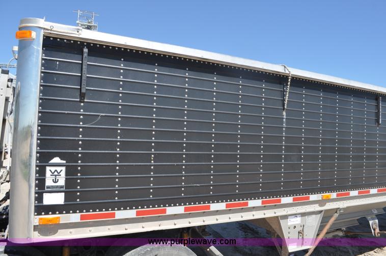 image for item G6486 2005 Wilson DWH550 Pace Setter double hopper grain trailer