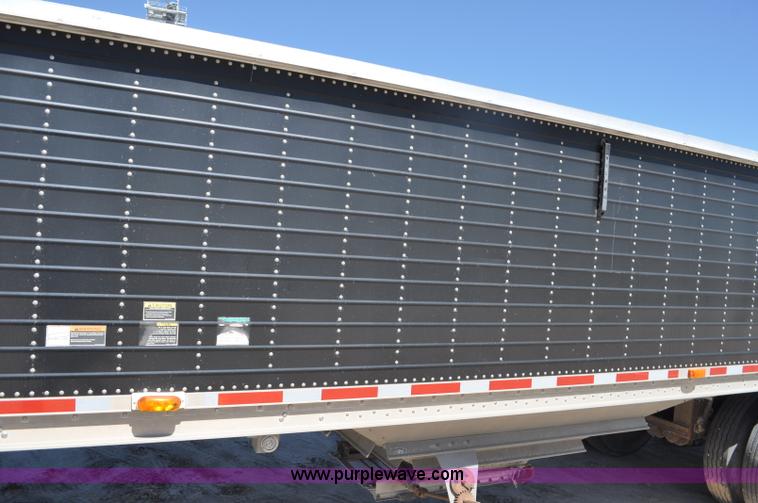 image for item G6486 2005 Wilson DWH550 Pace Setter double hopper grain trailer