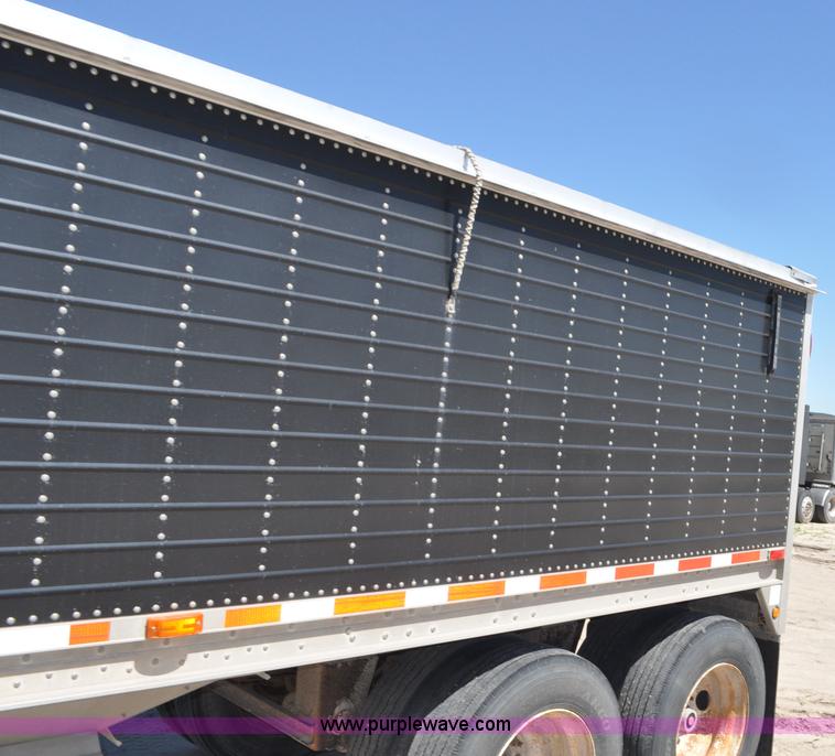 image for item G6486 2005 Wilson DWH550 Pace Setter double hopper grain trailer