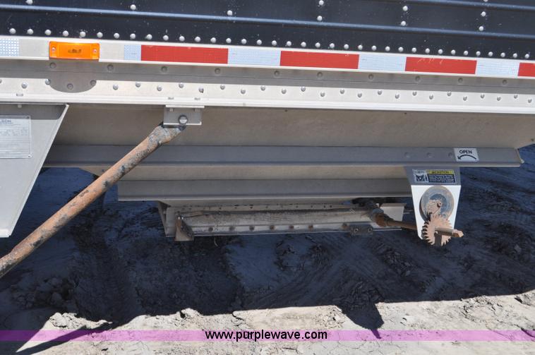 image for item G6486 2005 Wilson DWH550 Pace Setter double hopper grain trailer