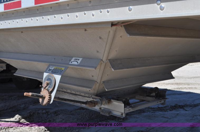 image for item G6486 2005 Wilson DWH550 Pace Setter double hopper grain trailer
