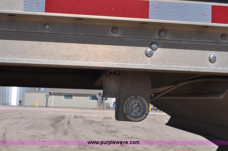 image for item G6486 2005 Wilson DWH550 Pace Setter double hopper grain trailer