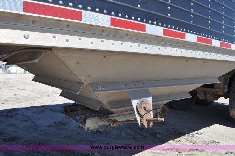 image for item G6486 2005 Wilson DWH550 Pace Setter double hopper grain trailer