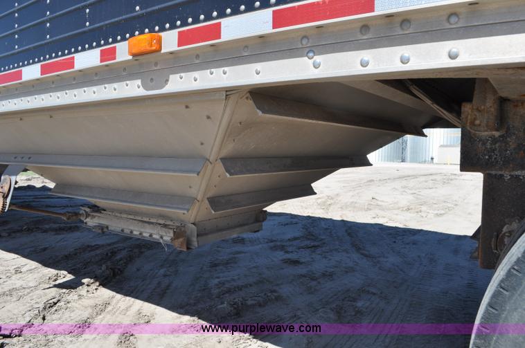 image for item G6486 2005 Wilson DWH550 Pace Setter double hopper grain trailer