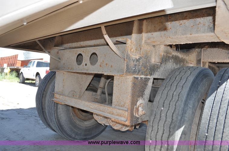 image for item G6486 2005 Wilson DWH550 Pace Setter double hopper grain trailer