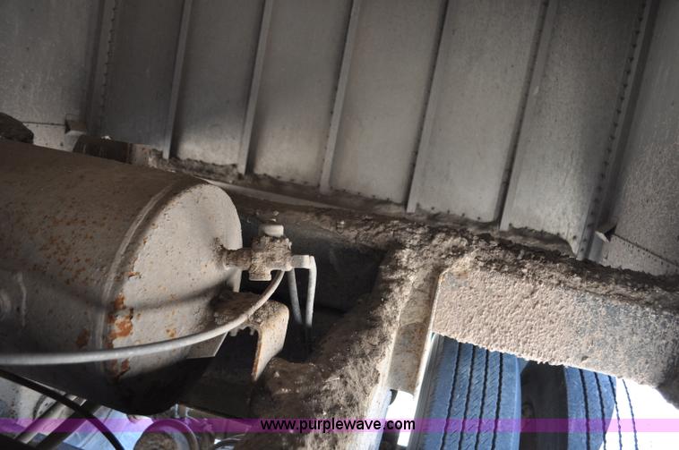 image for item G6486 2005 Wilson DWH550 Pace Setter double hopper grain trailer