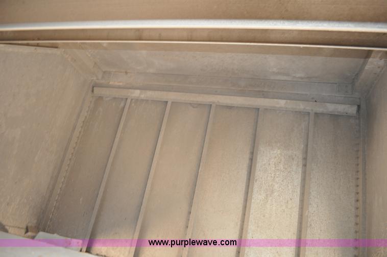 image for item G6486 2005 Wilson DWH550 Pace Setter double hopper grain trailer