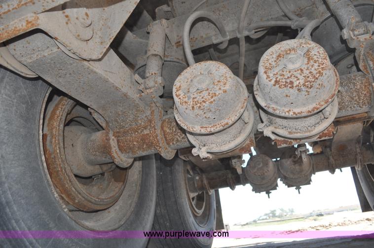 image for item G6486 2005 Wilson DWH550 Pace Setter double hopper grain trailer