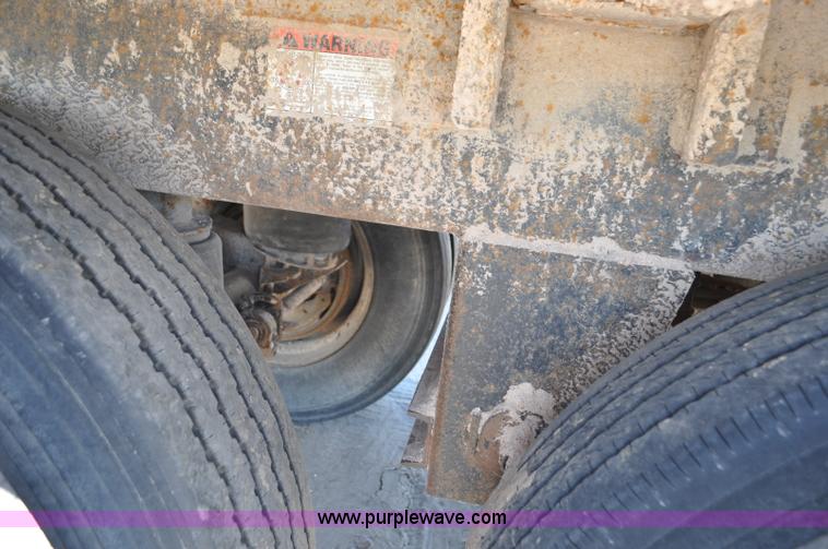 image for item G6486 2005 Wilson DWH550 Pace Setter double hopper grain trailer