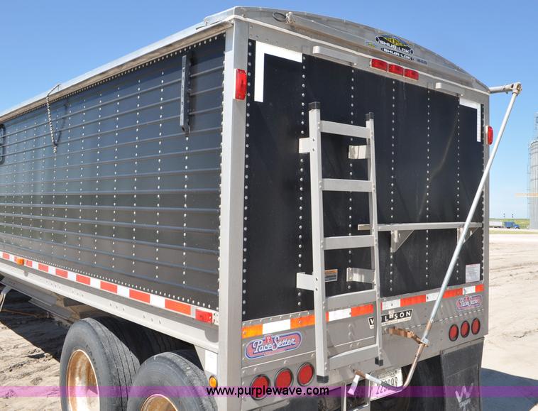 image for item G6486 2005 Wilson DWH550 Pace Setter double hopper grain trailer