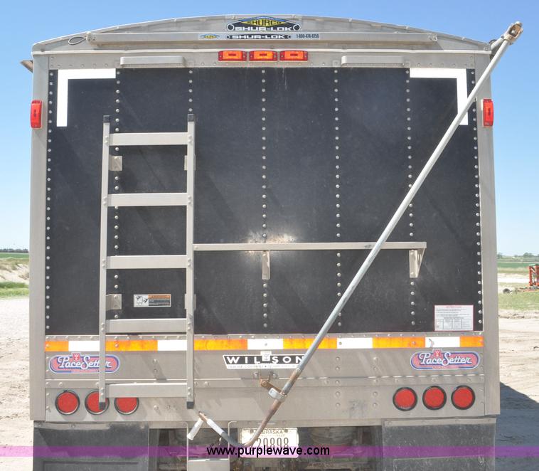 image for item G6486 2005 Wilson DWH550 Pace Setter double hopper grain trailer